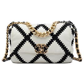 Chanel 19 Flap Medium in pelle di vitello crochet bianca