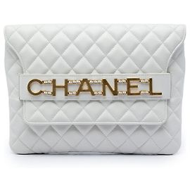 Clutch Chanel in vitello matelassé bianco con logo a catena