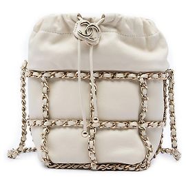Chanel Mini Bucket Bag aus weißem Lammleder mit CC-Kette und Kordelzug