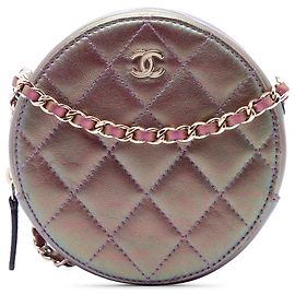 Clutch redonda Chanel de piel de cordero iridiscente acolchada en color púrpura con cadena