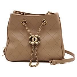 Chanel Borsa a tracolla in vitello matelassé beige con coulisse e catena dorata