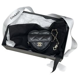 Chanel Mini borsa con ciondolo a cuore nera con dettagli dorati