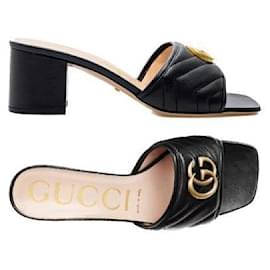 Gucci Matelassé Slide Heel mit goldenem GG-Logo Schwarz