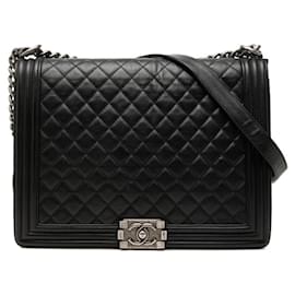 Borsa a tracolla Chanel Boy Matelassé in pelle di agnello nera