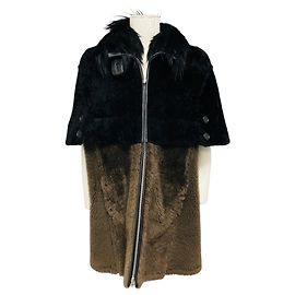 Marni Cappotto in shearling di agnello a maniche corte, chiusura lampo frontale, colorblock verde oliva / nero