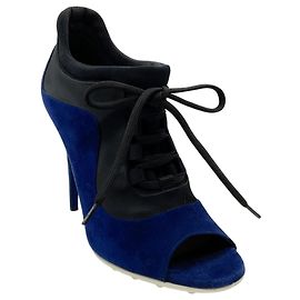 Stivaletti Miu Miu in camoscio blu con lacci e peep toe