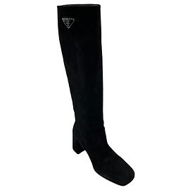 Botas altas de tacón en piel de ante Prada Negro / Placa de logo Plata
