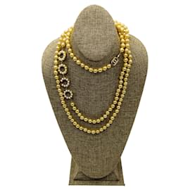 Collana lunga di perle Chanel Vintage 2001 crema con logo Coco CC e dettagli dorati