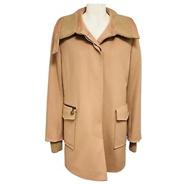 Cappotto in lana Akris Punto Camel con bordi in maglia e bottoni anteriori