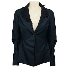 Blazer Nina Ricci azul marinho com acabamento em renda e um botão