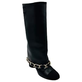 Botas altas de cuero Chanel negras con logotipo CC bordado, puntera de grosgrain y detalle de cadena dorada