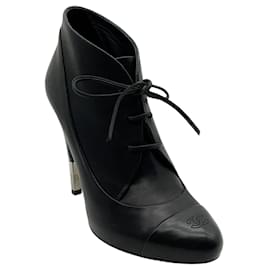 Stivaletti stringati in pelle nera Chanel con dettaglio argento sul tacco