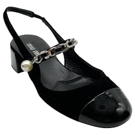 Miu Miu Slingback-Pumps aus schwarzem Samt und Lackleder mit silberner Kette und Perlendetails