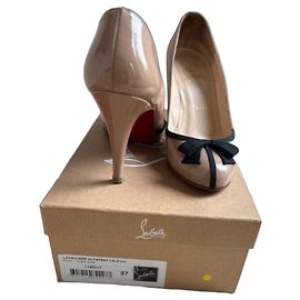Décolleté Christian Louboutin in pelle verniciata beige e fiocco nero