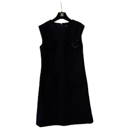 Vestido Chanel corto negro con bolsillos y camelia nuevo