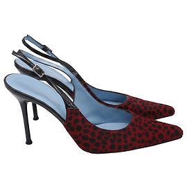 Dolce & Gabbana Dolce and Gabbana Slingback-Pumps mit spitzer Kappe in Leoparden-Print aus rotem Ponyhaar