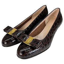 Salvatore Ferragamo VARA Pumps aus Krokodilleder
