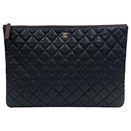 Chanel Bolso de mano clásico grande en piel caviar negra con logotipo CC dorado