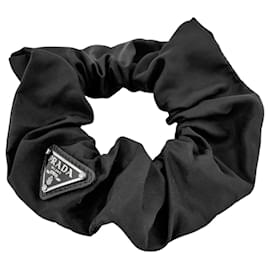 Scrunchie Prada con placca logo in nero