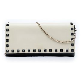 Portafoglio Rockstud con catena in pelle bicolore beige Valentino