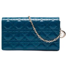 Lady Dior Wallet On Chain aus blauem Lackleder Cannage Dior