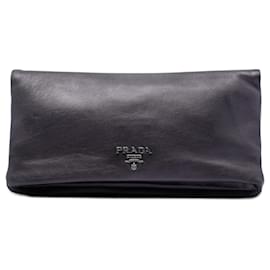 Clutch a bustina Prada in vitello morbido metallizzato viola