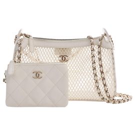 Clutch Chanel White CC in mesh e nappa lucida con catena