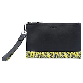 Prada Clutch aus schwarzem Saffiano-Leder mit Bananen-Print