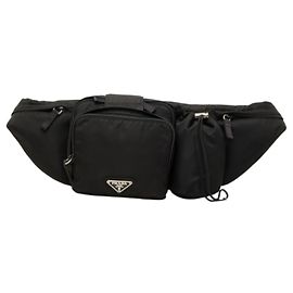 Bolso bandolera Prada con placa de logotipo triangular