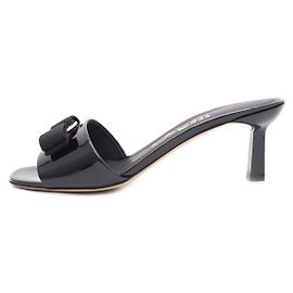 Salvatore Ferragamo Mules sandalias de cuero charol negro con lazo dorado