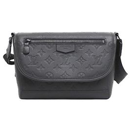 Louis Vuitton Borsa a tracolla Pulse Messenger con stampa a rilievo Monogram Shadow