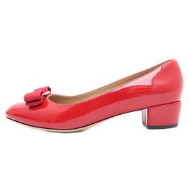 Salvatore Ferragamo Zapatos de salón de cuero charol rojo con lazo dorado