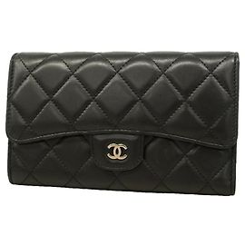 Cartera larga tri-fold Chanel en piel de cordero negra