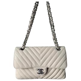 Borsa a tracolla Chanel Timeless Classique Chevron Medium