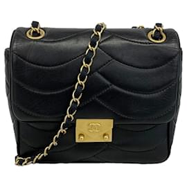 Borsa a tracolla Chanel in pelle d'agnello nera