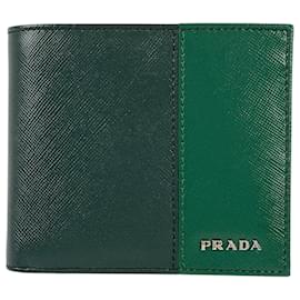 Prada Bi-Fold Portemonnaie aus grünem Saffiano-Leder