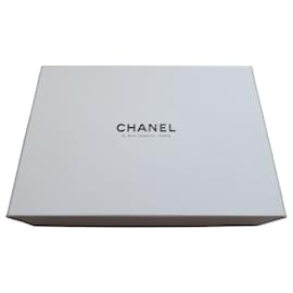 Scatola Chanel con nastro e carta velina 26,5X18X6,5cms