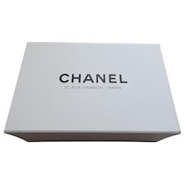 Scatola Chanel Bianca 31X21X12cms