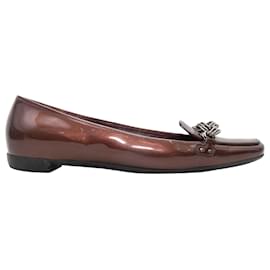 Prada Loafer aus metallicfarbenem Lackleder in Braun mit Kettendetail Größe 39.5
