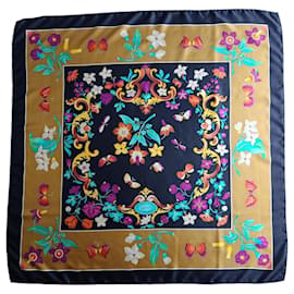 Foulard in seta Gucci con stampa floreale e farfalle