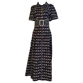 Chanel Kleid mit All-Over-Logo-Print und Gürtel