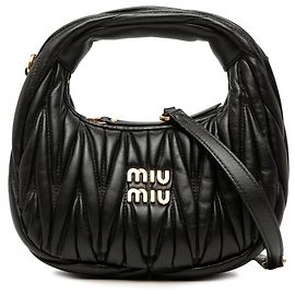 Miu Miu Wander Mini Tasche aus gestepptem Nappaleder in Schwarz