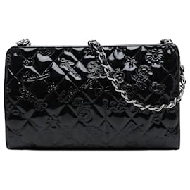 Pochette Chanel in vernice matelassé nera con simboli portafortuna embossed