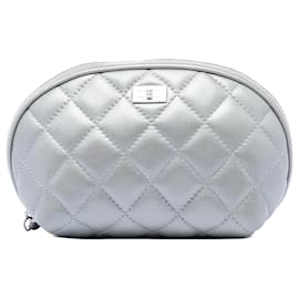 Beauty case Chanel Reissue 2.55 in pelle di agnello matelassé argento
