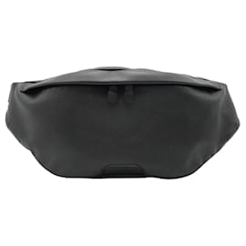 Louis Vuitton Black Monogram Shadow Discovery Gürteltasche