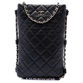 Porta teléfono bandolera Chanel de piel de cordero acolchada negra con logo CC y cadena