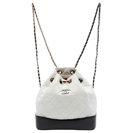 Zaino Gabrielle Chanel Small in pelle di vitello invecchiata matelassé bicolore bianco