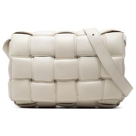 Bottega Veneta Cassette Crossbody aus weißem Nappa Intrecciato, gesteppt