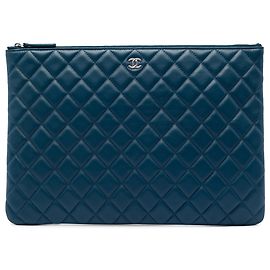 Clutch Chanel Blue Large Quilted Lambskin O Case