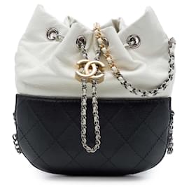 Sac seau Gabrielle Chanel Small en cuir de veau matelassé bicolore blanc